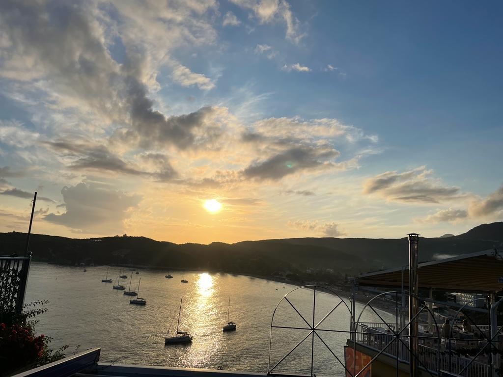 Geniessen den Sonnenuntergang
